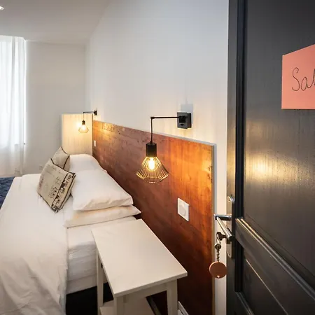Salutbb D'hote Bed & Breakfast