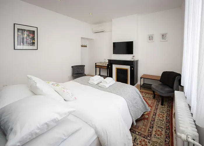 Salutbb D'hote 4* Каркассонн